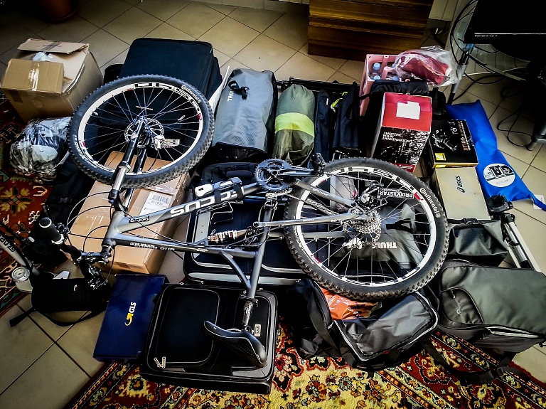 Noslēdzot velobraucienu apkārt Latvijai, Balvos finišē fotogrāfs Jānis Mačs

