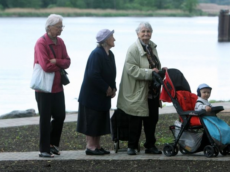 Gandrīz divas trešdaļas iedzīvotāju šaubās, vai iecerētajai dzīvei vecumdienās pietiks naudas

