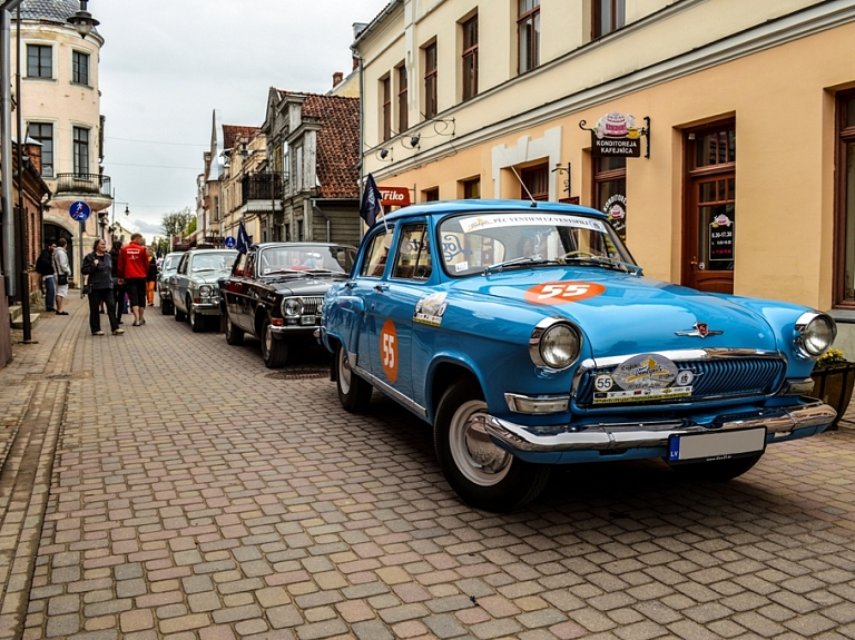 Kuldīgā varēs apskatīt Latvijas Antīkos automobiļus

