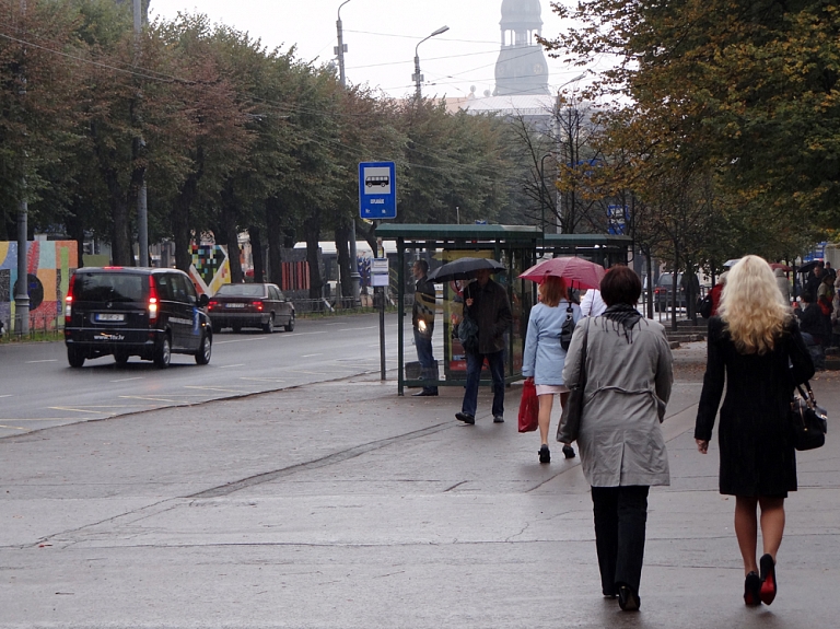 Turpina sarukt valstī reģistrēto trūcīgo cilvēku skaits

