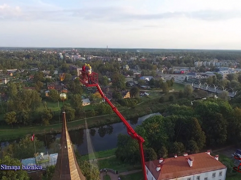 Video no putna lidojuma: Valmieras Sv.Sīmaņa baznīcas tornī uzstāda gaili un lodi