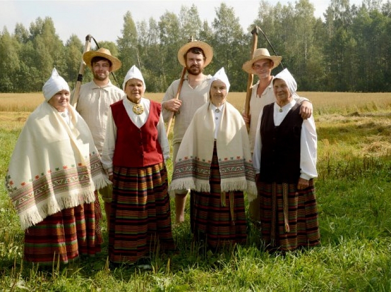 Krustpils novadā

 folkloras kopai "Vīraksne" tapis pirmais videoklips