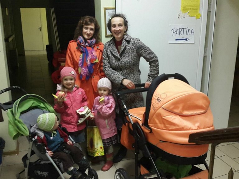 Šķilbēnu sociālās aprūpes mājā viesojās misionāru ģimene