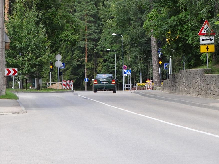 Vecumniekos šoferi nepamanīja pa ceļam esošās ceļa zīmes