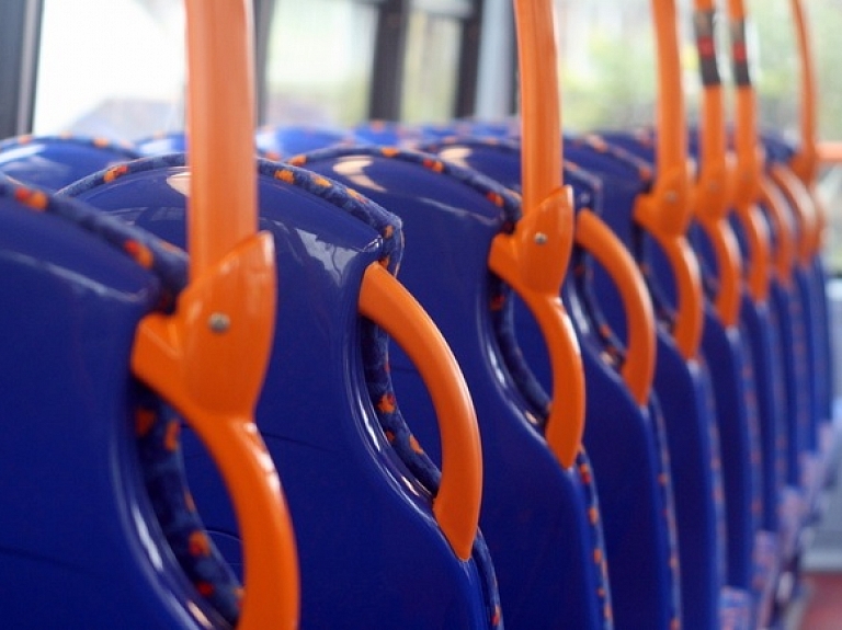 Nodrošinās papildu bezmaksas autobusu reisus uz svecīšu vakaru Alūksnē

