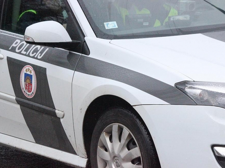 Apsekos teritoriju Bolderājā, kur plānots būvēt jaunu policijas iecirkni

