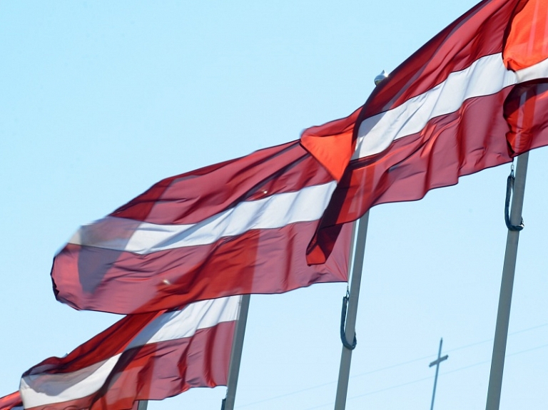 Pasaules valcēniešu dienās aicina izkārt karogus


