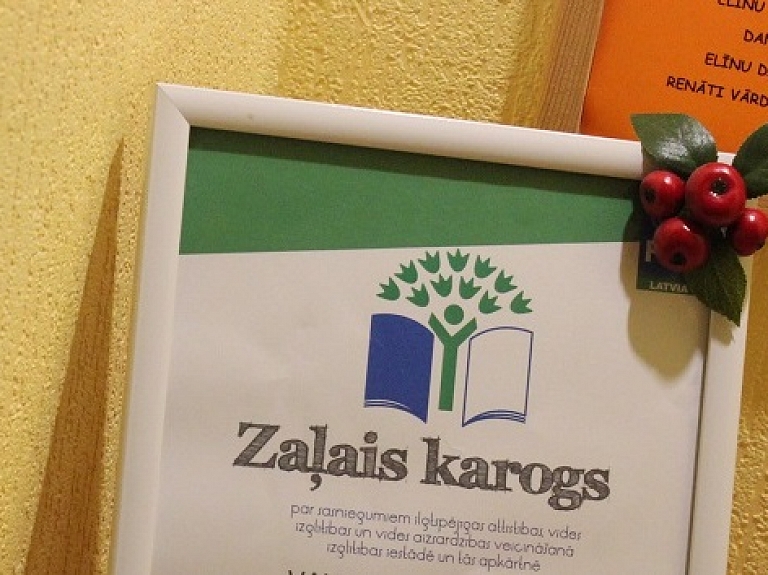 Ekoskolu zaļais karogs šogad atkal plīvo Jersikas pamatskolā

