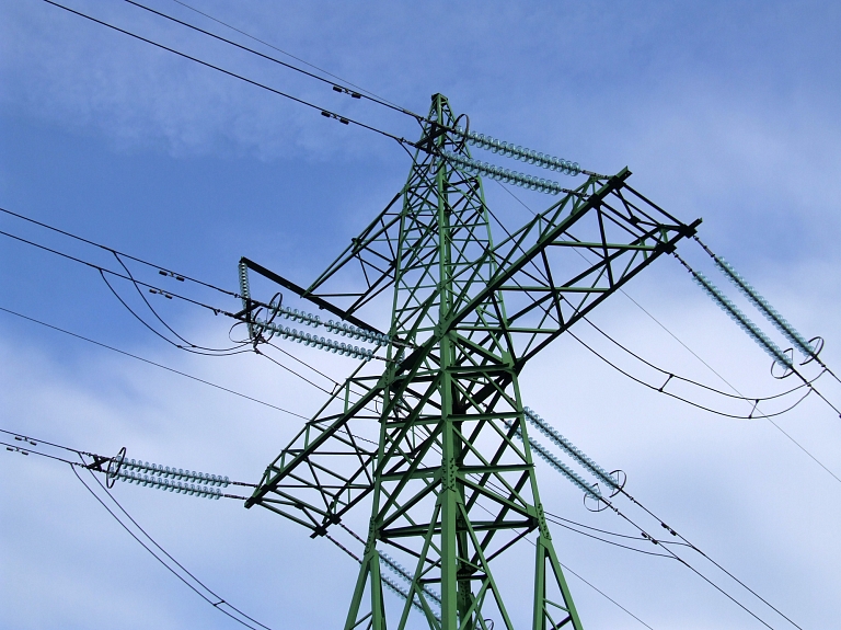 Bojājums elektrotīklā rada īslaicīgu sprieguma traucējumu 6500 mājsaimniecībām Valmierā 
