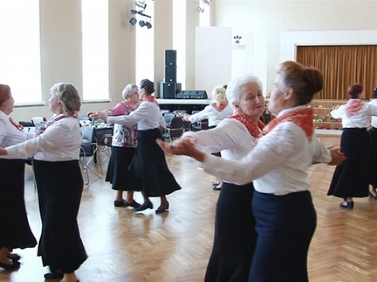 Daugavpils pašvaldība sveic seniorus Veco ļaužu dienā

