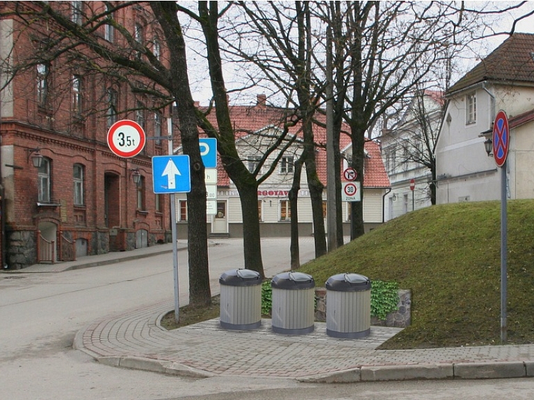 Sākas sagatavošanās darbi konteineru laukumu būvniecībai Cēsu vecpilsētā

