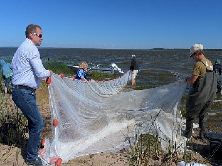 Burtnieku novada skolēni ielūkosies Burtnieka barības ķēdē

