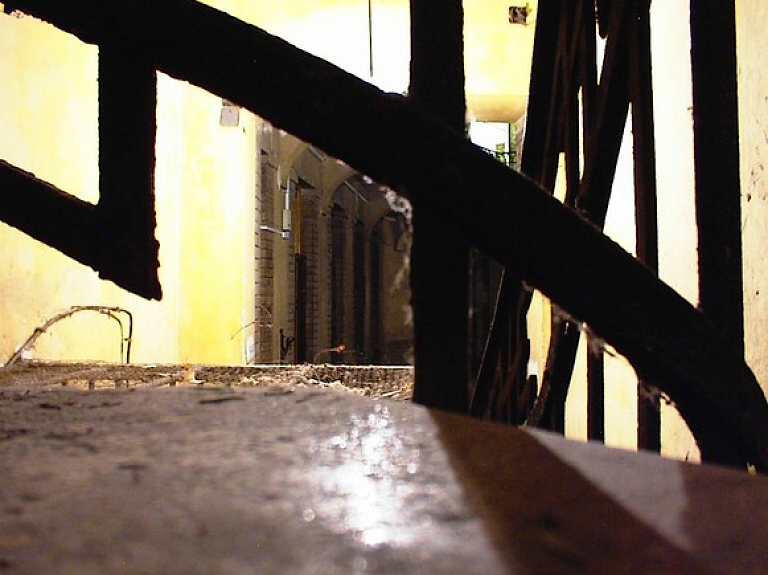 Rīgas Krievu teātra pārstāvji nav zinājuši par 26 gadus vecām koka kāpnēm, kas puva uz jumta

