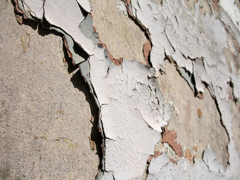 A kategorijas graustam pie Āgenskalna līča Rīgā piemēro paaugstinātu nodokļa likmi

