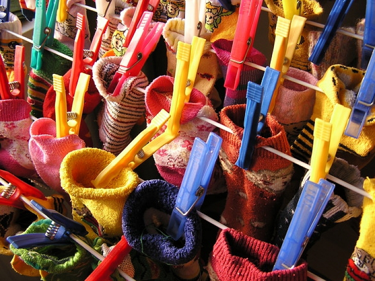 Seniori Līvānos jau septīto reizi dāvina dzimtsarakstu nodaļai zīdaiņu zābaciņus

