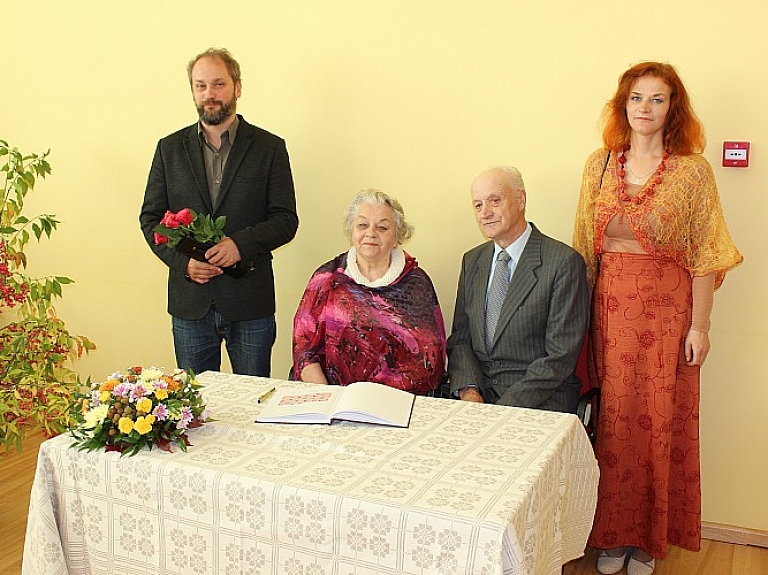 Gulbenes novada iedzīvotājus sumina kāzu jubilejās

