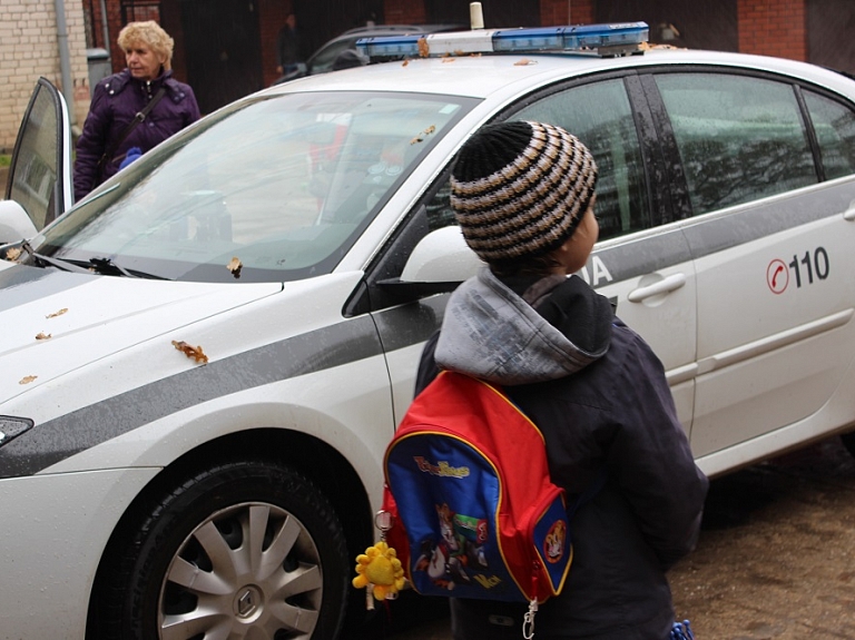 Vidzemes policija aicina piedalīties radošajā dzejoļu sacerēšanas konkursā "Droši uz skolu"

