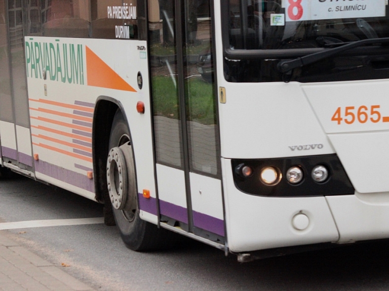 Simjūda gadatirgus laikā tiks slēgta sabiedriskā transporta kustība Lāčplēša ielā


