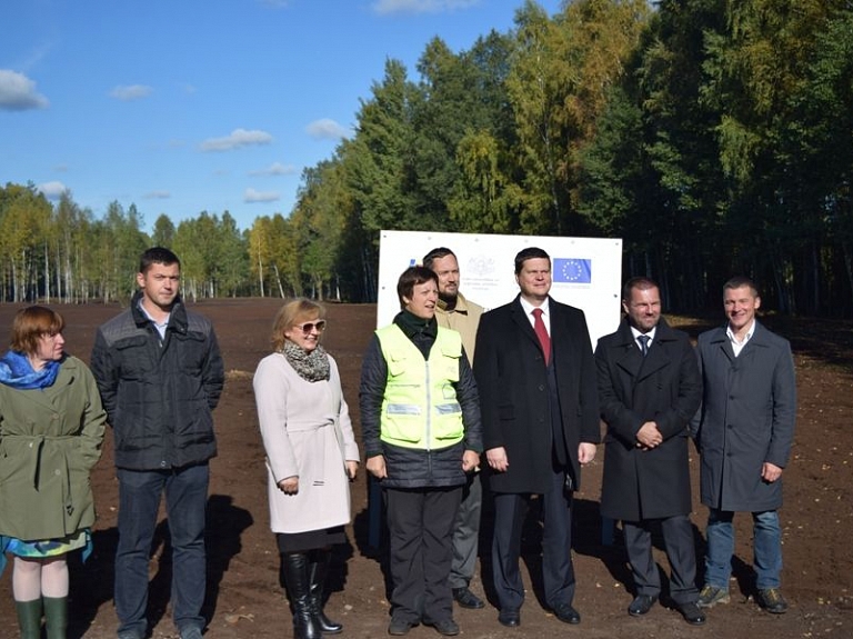 Attīrītajā Olaines bīstamo ķīmisko atkritumu izgāztuves teritorijā augs baltie vītoli un zaļos zāle

