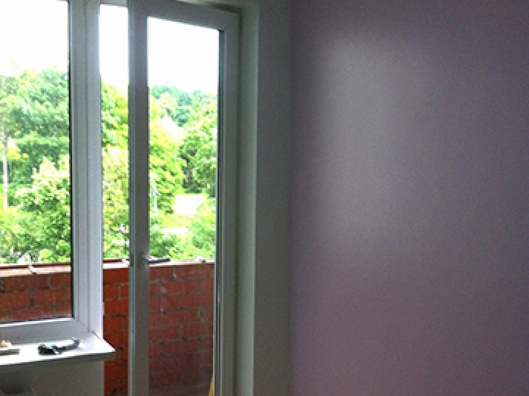 Daudzbērnu ģimene no Saulkrastiem iegūst košas un krāsainas bērnistabas

