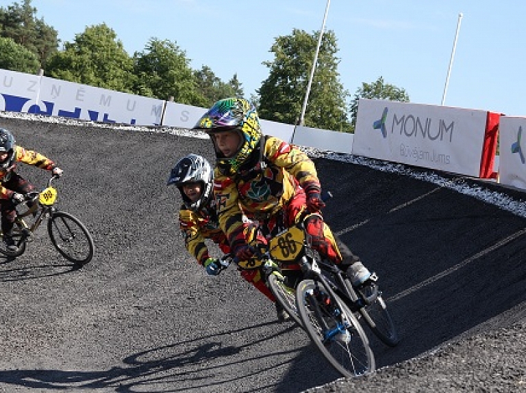 Ādažnieki iegūst pirmās vietas Somijas BMX sezonas noslēguma sacensībās