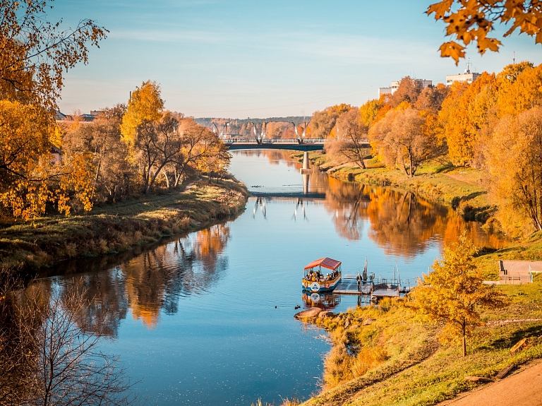Rudens krāsas ienāk Valmierā

