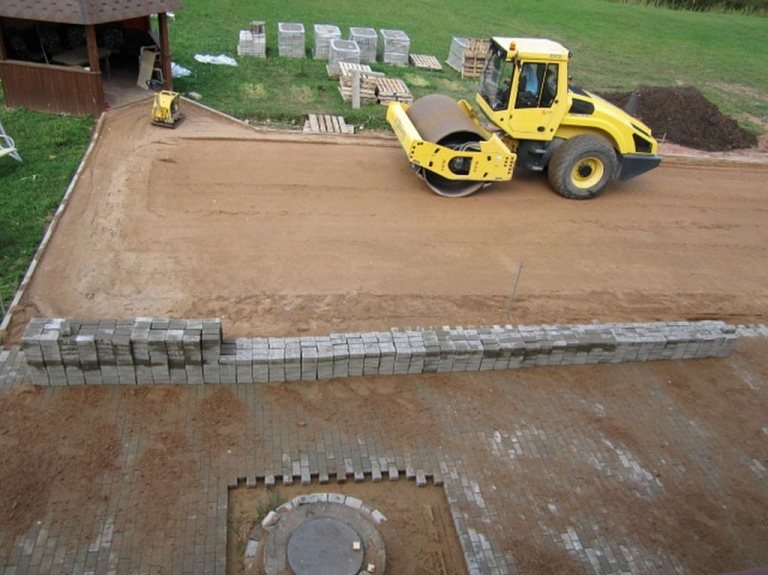 Šķilbēnu sociālās aprūpes mājas pagalmā ieklāts bruģis   