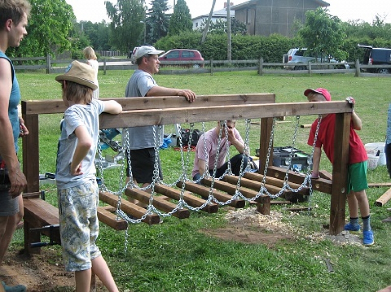 Ādažu Brīvās Valdorfa skolas skolēni uzbūvē koordinācijas tiltiņu

