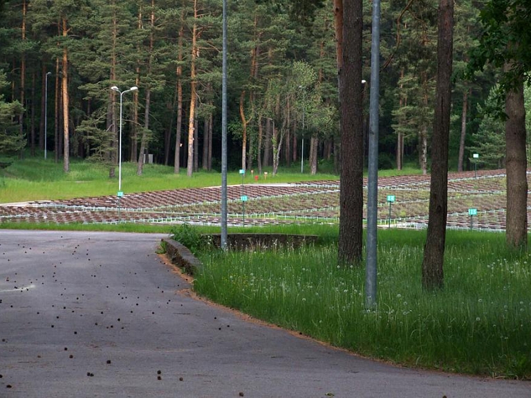 Būveksperts: Mežaparka Lielās estrādes tribīnēs vienlaikus var atrasties līdz 7400 cilvēku   
