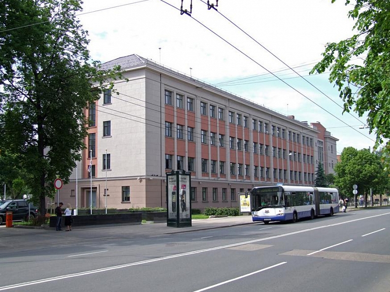 Rīgā satiksmes izmaiņas futbola dēļ

