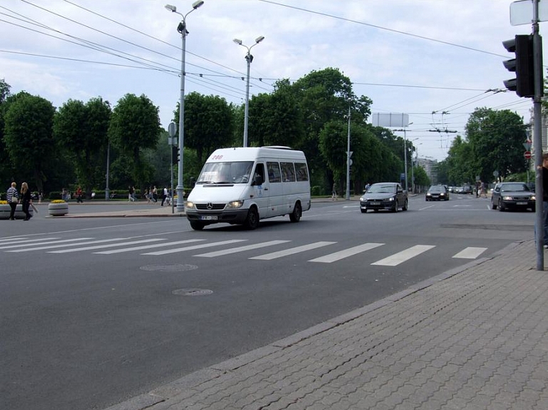 Rīgas pedagogi maršrutu mikroautobusos varēs braukt ar atlaidēm

