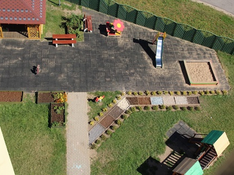 Izveidota Sajūtu taka bērnu rotaļu laukumā Podniekos

