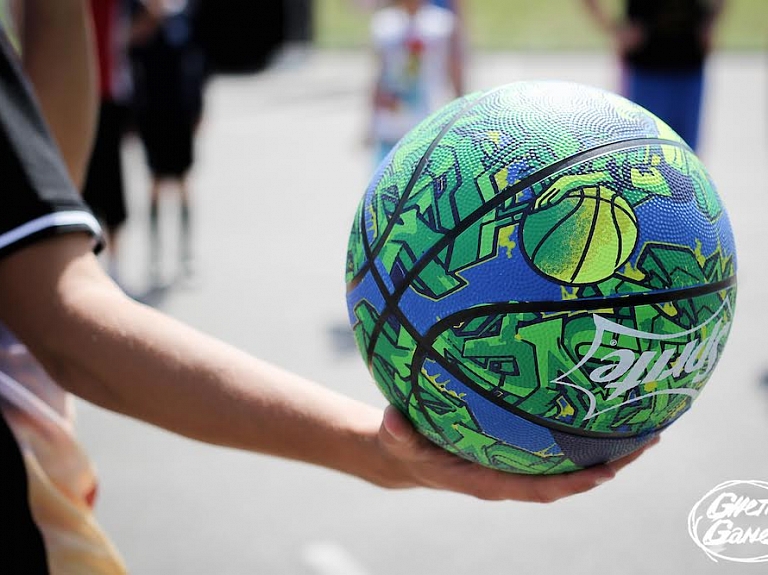 "Ghetto Games" Latvijas skolām ziedos 867 "Sprite" basketbola bumbas

