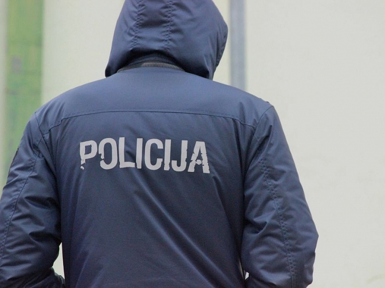 Policija lūdz sākt kriminālvajāšanu pret piecām personām par 126 ātro kredītu izkrāpšanu