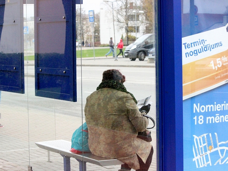 Valmierā visbiežāk neievēro aizliegumu smēķēt autobusu pieturās un autoostā

