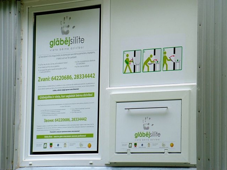 Valmieras glābējsilītē ielikta meitenīte

