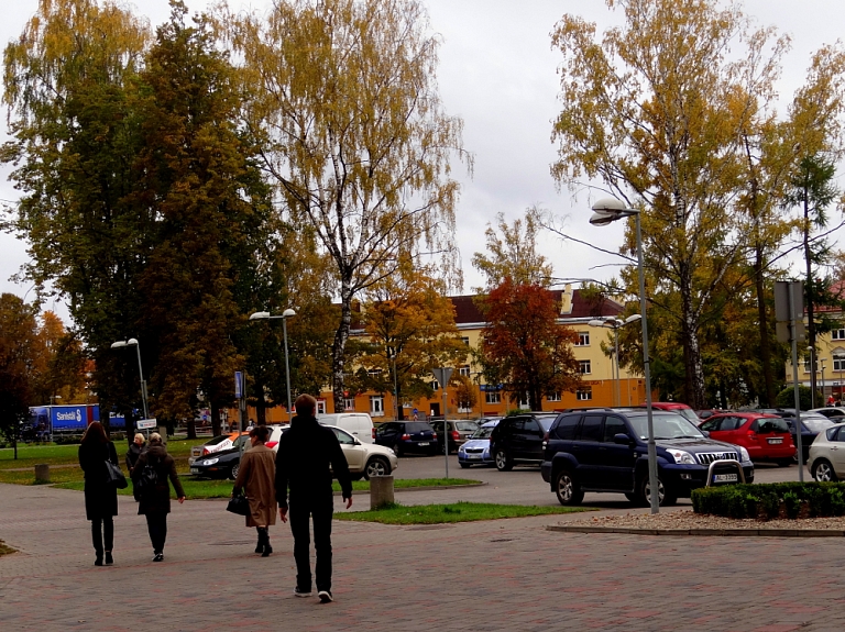 Aptauja: Vairāk nekā puse iedzīvotāju atbalstītu lēnāku algu pieaugumu, kas saistīts ar zemāku inflāciju

