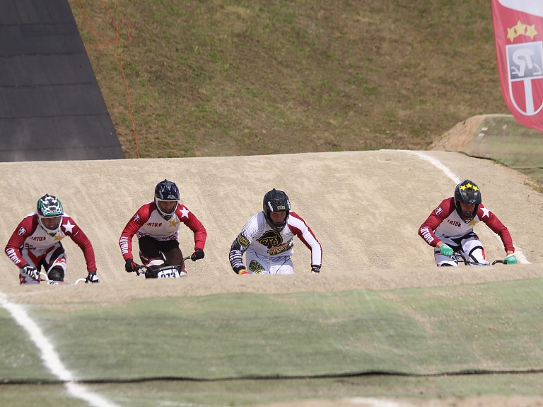 BMX riteņbraucēji Veide un Treimanis iekļūst labāko sešiniekā Eiropas kausa posmā

