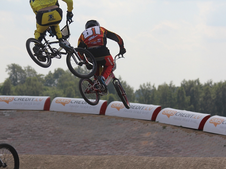 BMX riteņbraucēji Veide un Treimanis iekļūst labāko četriniekā Eiropas kausa pēdējā posmā

