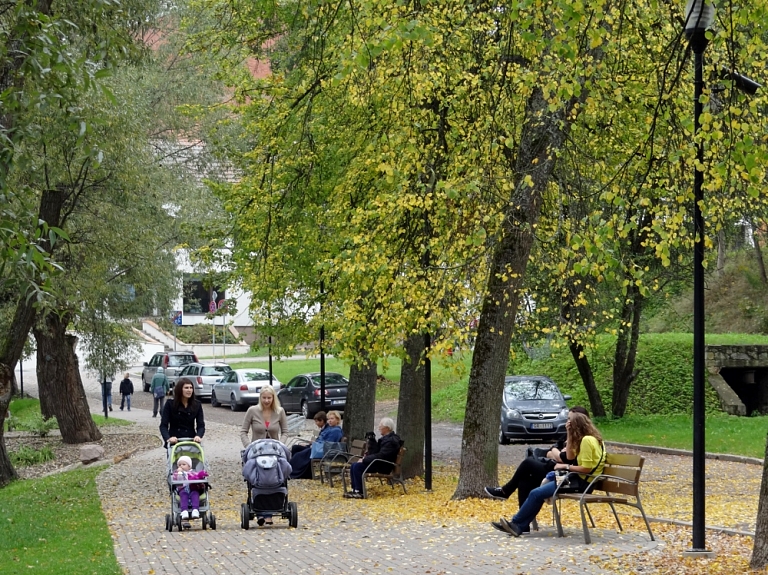 Arvien vairāk cilvēku pozitīvi vērtē ES, savukārt attieksme pret Krieviju kļūst negatīvāka