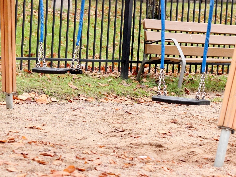 Siguldas pašvaldība pilnveido bērnu rotaļu laukumu Raiņa parkā

