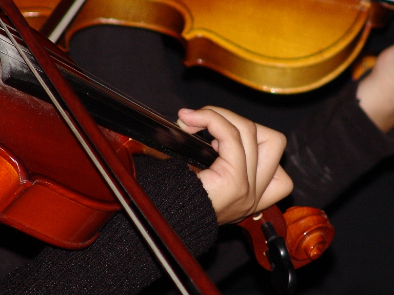 Bibliotēkā atrastās vijoles īpašnieks savu nozaudēto instrumentu ir atguvis