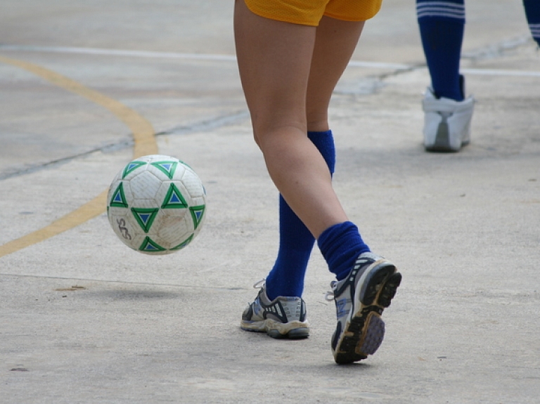 Deputāti spēlēs futbolu ar Muceniekos izmitinātajiem bēgļiem  