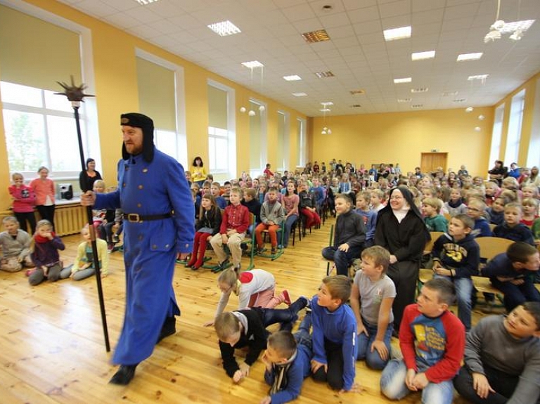 Gulbenes vidusskolas skolēniem stāsta kā pareizi uzvesties uz ceļa