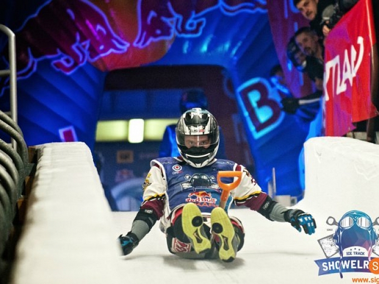 Siguldā sākusies lāpstu šļūkšanas sacensību "ShowelRace" trešā sezona

