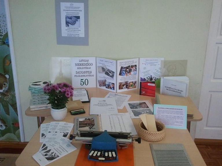 Ilūkstē atklāj izstādi "Logs uz neredzamo/neredzīgo pasauli" 