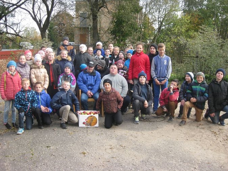 Ilūkstes 1.vidusskolas audzēkņi viesojas aprūpes centrā "Fēnikss"