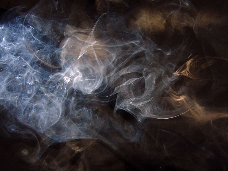 Sešstāvu mājā Daugavpilī deg atkritumi