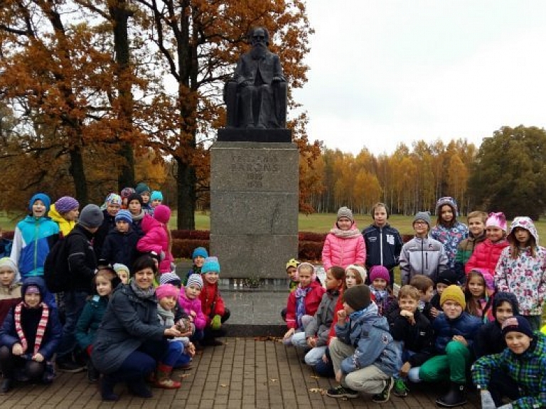 Laurenču sākumskolas skolēni atzīmē Krišjāņa Barona 180.gadadienu


