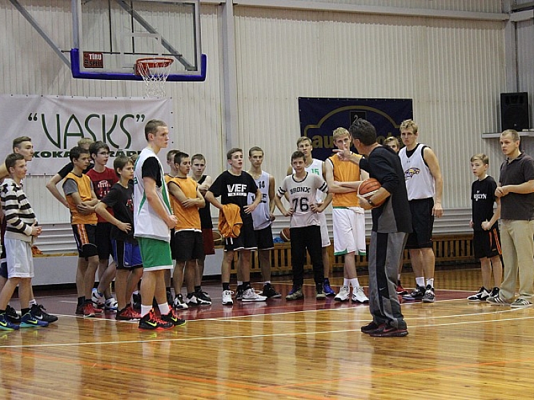 Basketbola treneris no ASV apmeklē Gulbeni

